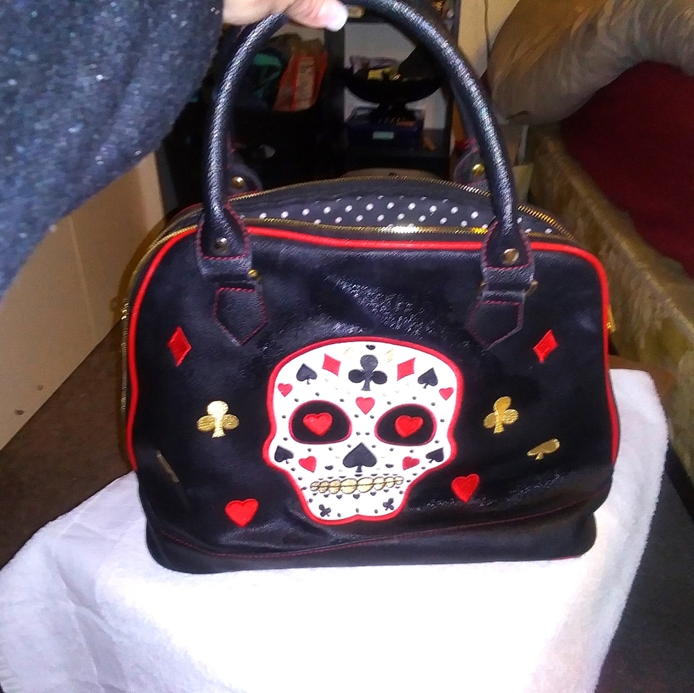 Purse zipper is stuck half open